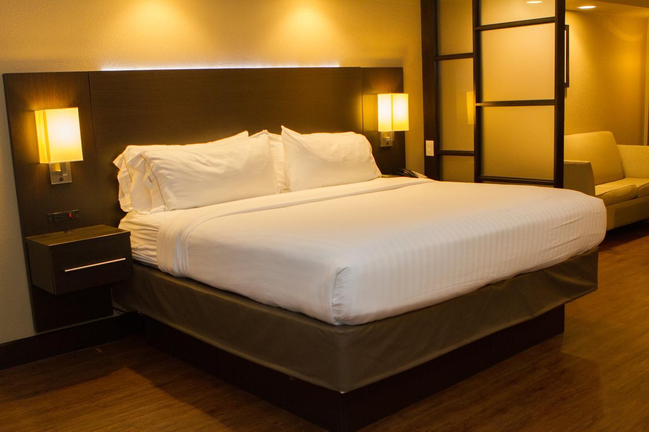 Holiday Inn Express & Suites San Antonio Medical - Six Flags By Ihg Εξωτερικό φωτογραφία